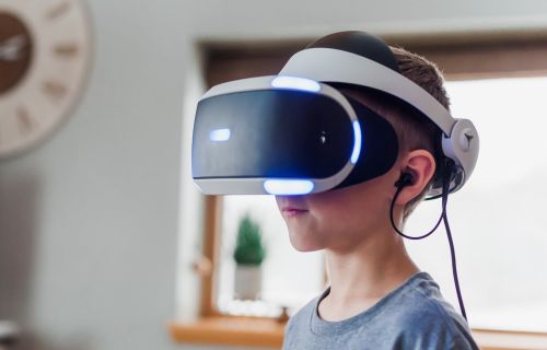 Foto di un bambino che indossa un visore di realtà virtuale