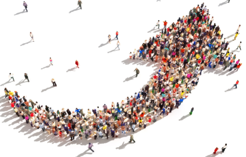 immagine di una freccia rivolta verso l'altro composta da persone su fondo bianco