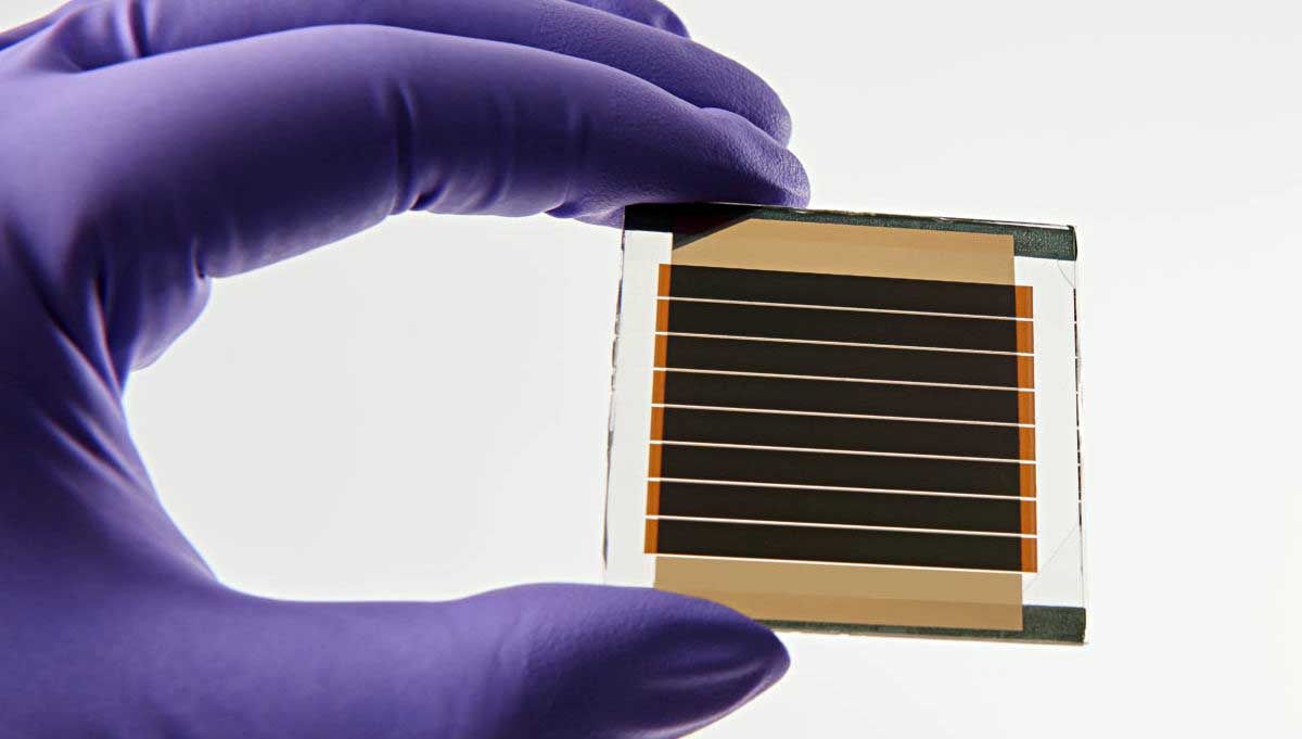 Piccola cella solare tenuta da una mano che indossa un guanto
