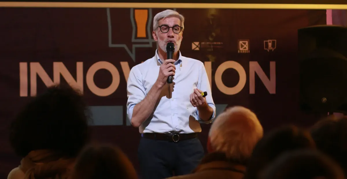 Relatore che parla a Innovation Pub