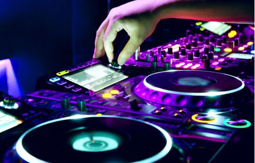 Immagine di una consolle da Dj