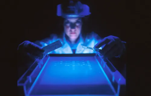 Tecnico di laboratorio con strumentazione da lavoro