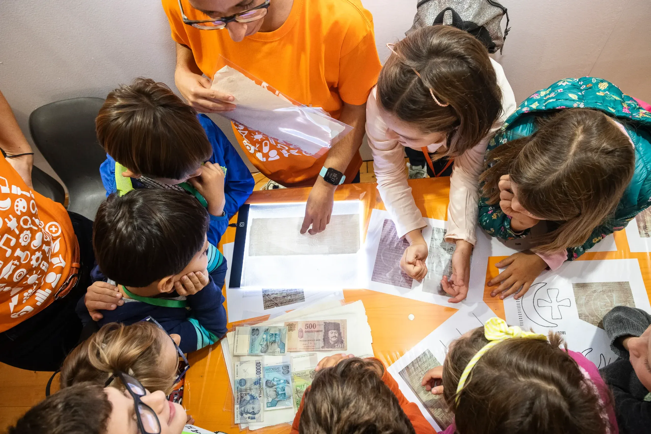 Foto di bambini all'interno di un laboratorio durante MEETmeTONIGHT, faccia a faccia con la ricerca
