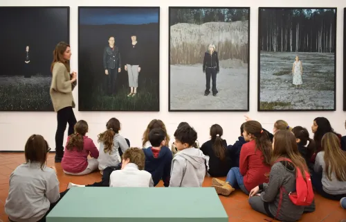Maestra che spiega a classe di bambini. Foto intervento educativo con immagini
