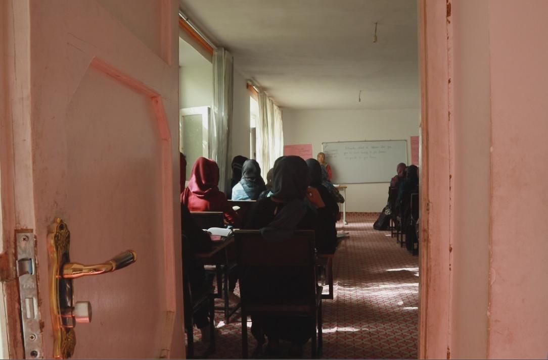 Immagine di una classe di una scuola femminile in Afganistan