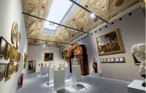 Stanza dell'Accademia di Carrara, con quadri e statue