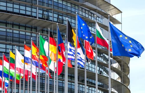 Foto di bandiere europee davanti al Parlamento Europeo