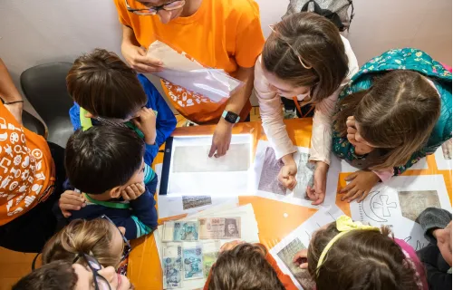 Foto di bambini all'interno di un laboratorio durante MEETmeTONIGHT, faccia a faccia con la ricerca