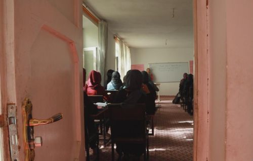 Immagine di una classe di una scuola femminile in Afganistan