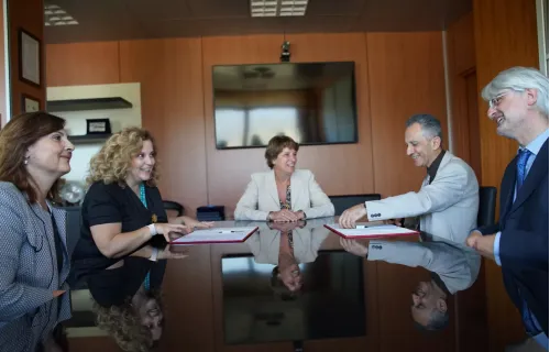 Professori e Professoresse seduti attorno ad un tavolo che discutono