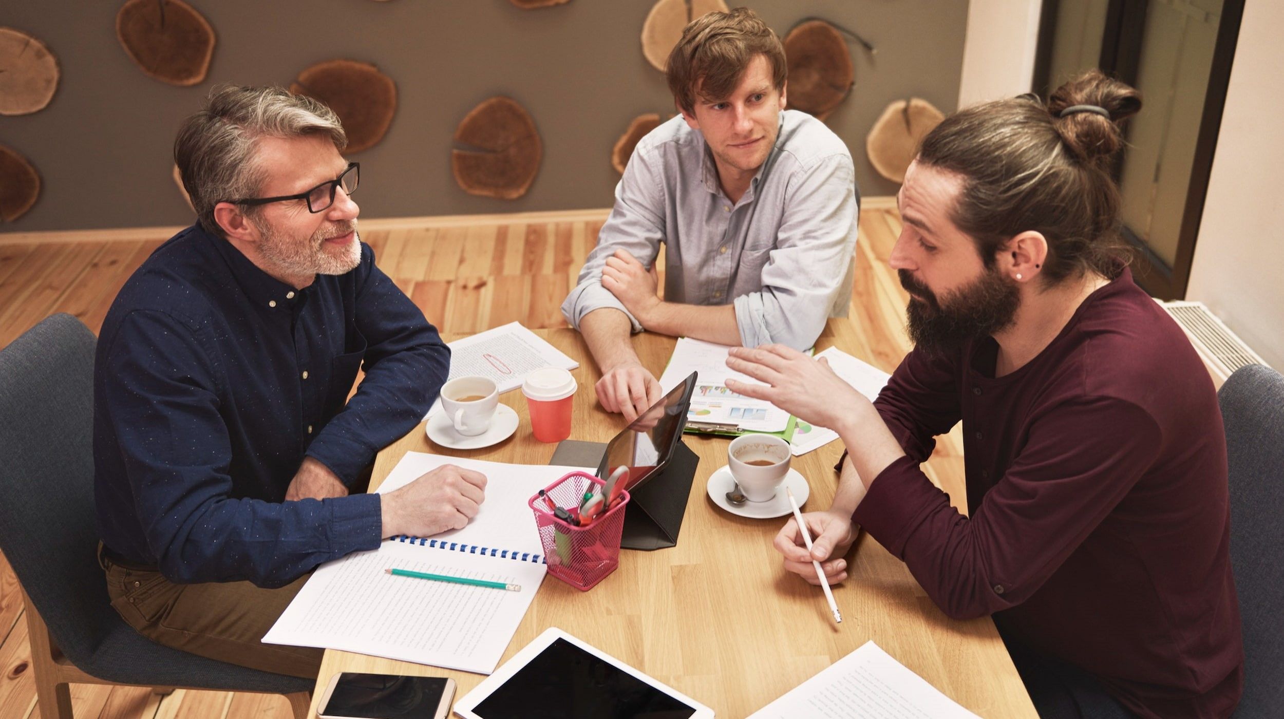 Tre uomini partecipano a un Entrepreneurs’ Café