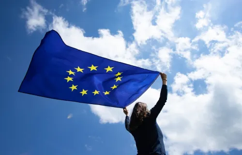 Donna sventola la bandiera dell'Unione Europea