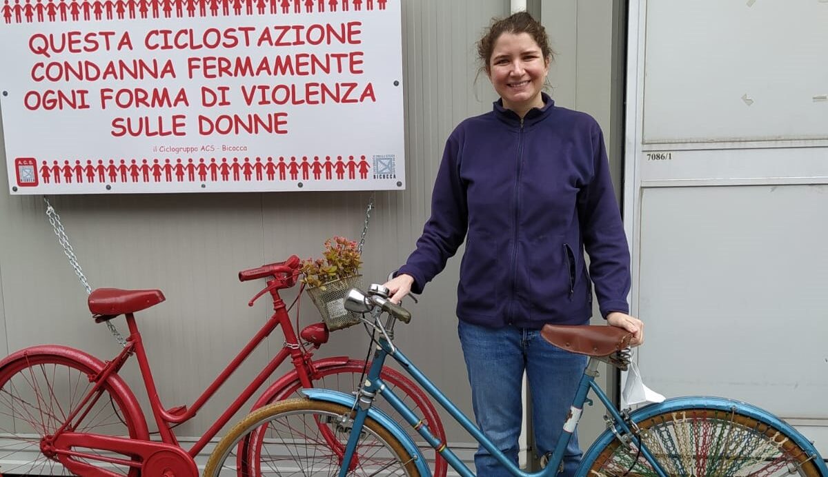 Dottoranda Bicocca con una bicicletta, mezzo di trasporto sostenibile