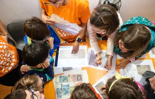 Foto di bambini all'interno di un laboratorio durante MEETmeTONIGHT, faccia a faccia con la ricerca