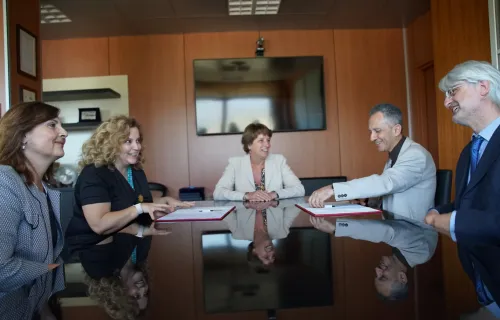 Professori e Professoresse seduti attorno ad un tavolo che discutono