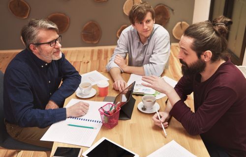 Tre uomini partecipano a un Entrepreneurs’ Café